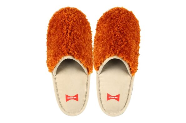 https%3A%2F%2Fhypebeast.com%2Fimage%2F2025%2F09%2F29%2Fmiyoshi-rug-family-mart-famichiki-house-slippers-release-info-000.jpg