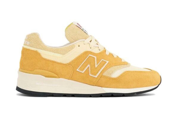 https%3A%2F%2Fhypebeast.com%2Fimage%2F2025%2F11%2F07%2Fnew-balance-997-made-in-usa-dried-apricot-with-calcium-and-white-u997ac-release-info-000.jpg