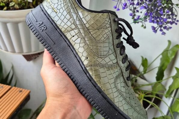 https%3A%2F%2Fhypebeast.com%2Fimage%2F2025%2F11%2F13%2Fnike-air-force-1-low-morse-code-croc-skin-iq3370-325-release-info-000.jpg