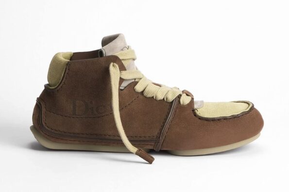 https%3A%2F%2Fhypebeast.com%2Fimage%2F2026%2F01%2F05%2Fdior-roadie-jonathan-anderson-first-sneaker-in-dior-000.jpg